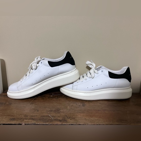 Alexander McQueen White and Gold Detail Sneakers - Picture 2 of 9